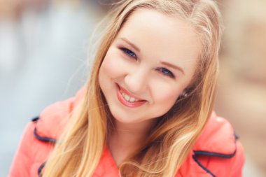 Sokaktaki gülen kız