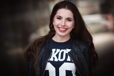 gülen genç kız deri ceket