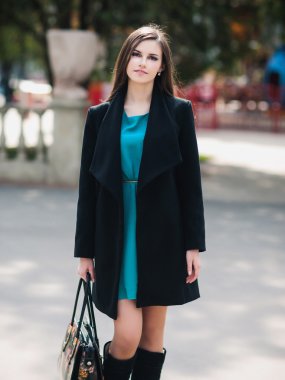 ciddi genç kadın uzun saçlı bir ceket