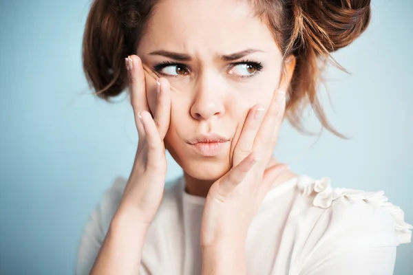 De huisvrouw luistert naar roddels — Stockfoto