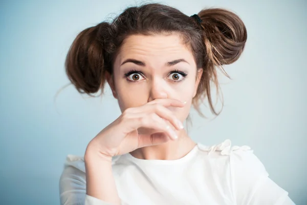 De vrouw met wijd open eyesand hoofd koude — Stockfoto