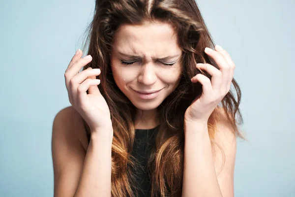 Naštvaná žena hlasitě pláče — Stock fotografie