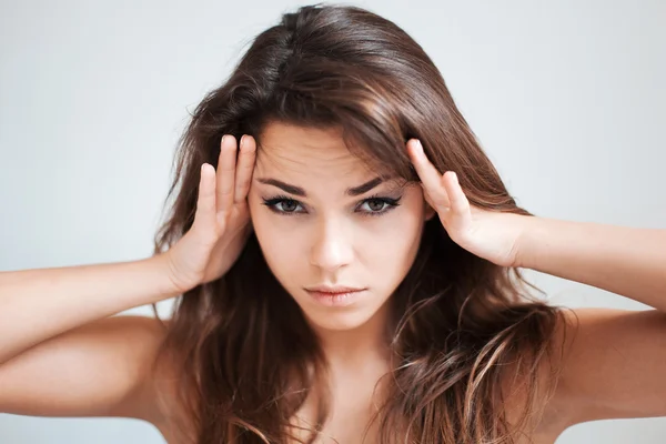 La ragazza tocca con templi di mani — Foto Stock