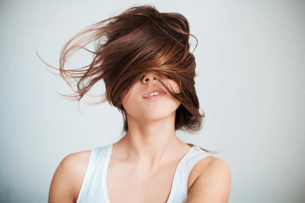 La cara de la mujer medio cerrada por el pelo — Foto de Stock