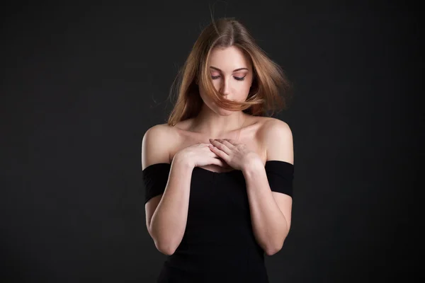 La donna con i riccioli volanti di capelli — Foto Stock