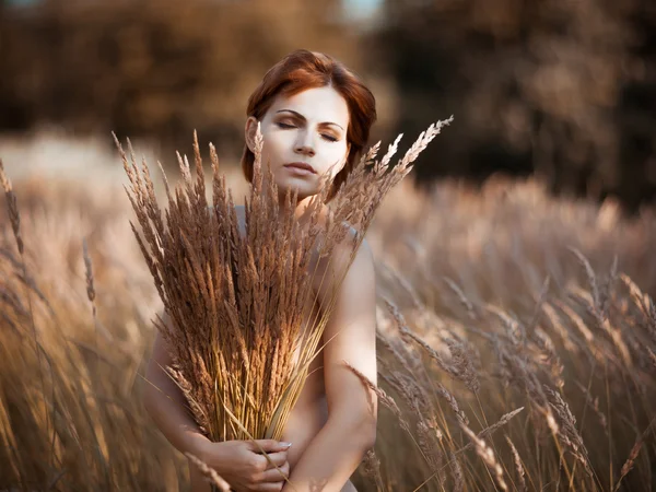 与杂草花束，裸体女人 — 图库照片