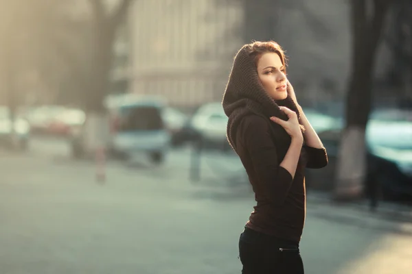 La mujer pensativa en la ciudad del atardecer — Foto de Stock