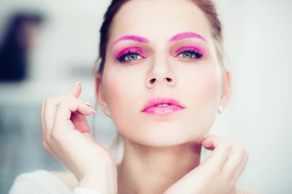 De vrouw met een helder roze make-up. — Stockfoto