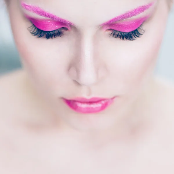 La mujer con un maquillaje rosa brillante . — Foto de Stock