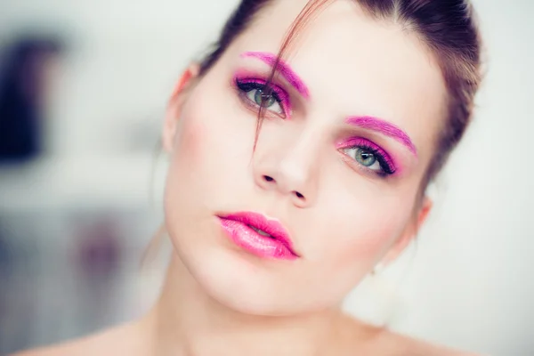 A mulher com uma maquilagem rosa brilhante — Fotografia de Stock