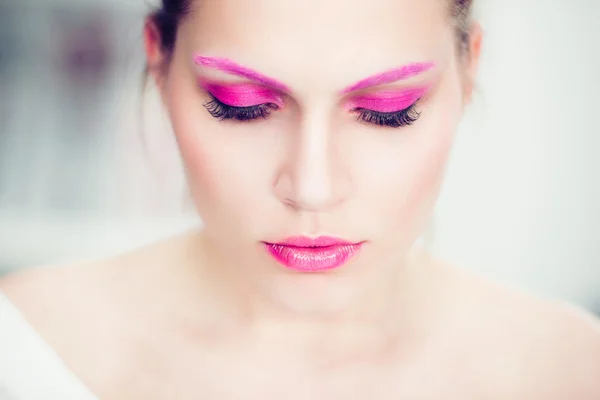 La mujer con un maquillaje rosa brillante . — Foto de Stock