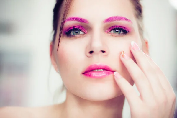 De vrouw met een helder roze make-up. — Stockfoto