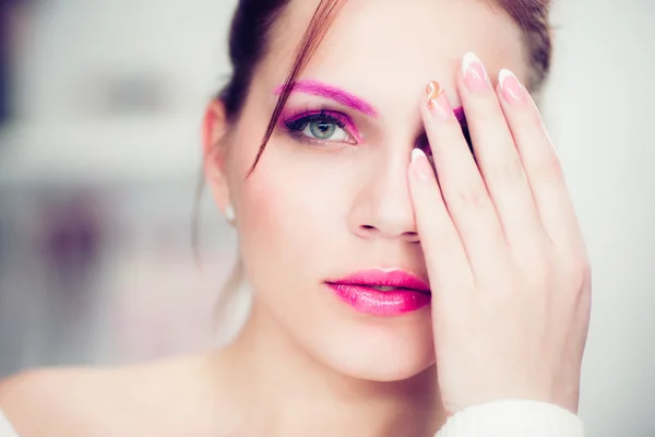 La donna con un trucco rosa vivo . — Foto Stock