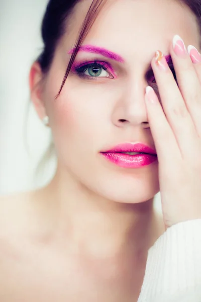 La mujer con un maquillaje rosa brillante . — Foto de Stock