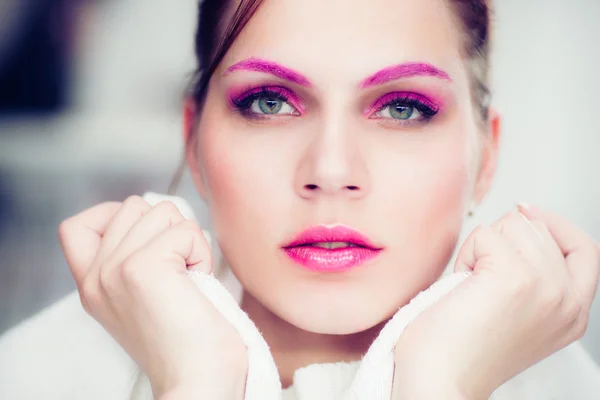 La donna con un trucco rosa vivo . — Foto Stock