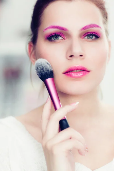 De make-up artiest houdt rouge borstel — Stockfoto