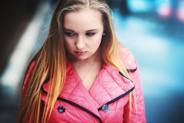 Das aufgebrachte traurige Mädchen auf der Straße — Stockfoto