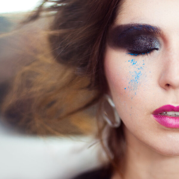 Женщина с креативными дымчатыми глазами макияж
