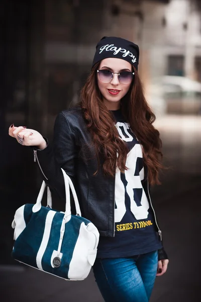 La muchacha a la moda alegre joven en las gafas de sol — Foto de Stock