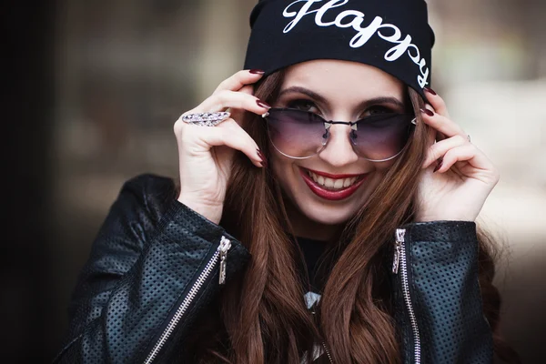 Das modische lachende junge Mädchen mit Sonnenbrille — Stockfoto