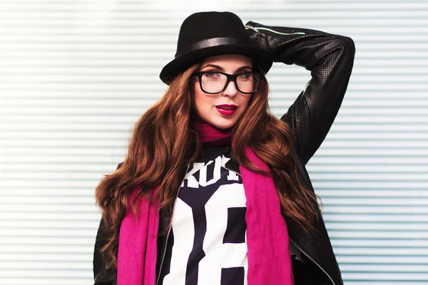 La chica de la ciudad con estilo en gafas de sol muestra un aspecto de moda — Foto de Stock