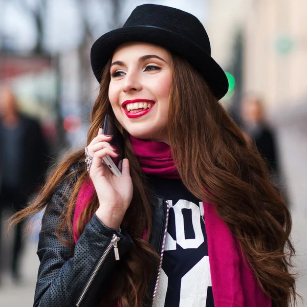 Hipster dziewczyna mówi przez telefon i uśmiechy — Zdjęcie stockowe
