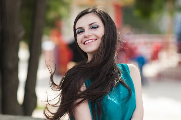 Счастливая девушка с творческим макияжем — стоковое фото