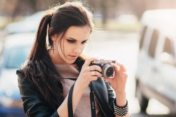 As fotografias roqueiro feminino com pequena câmera digital — Fotografia de Stock