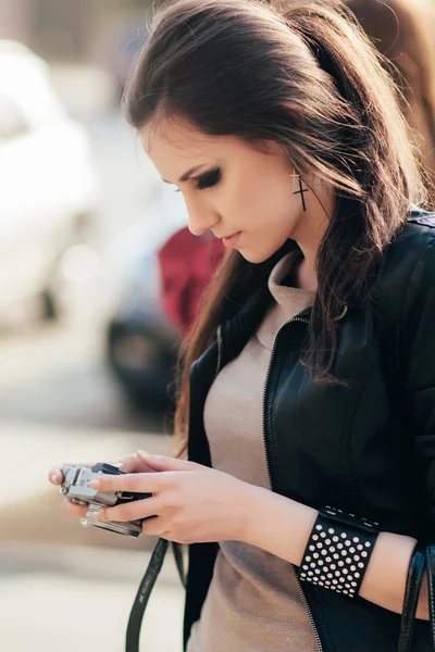 La mujer observa las fotos fotografiadas en una cámara —  Fotos de Stock