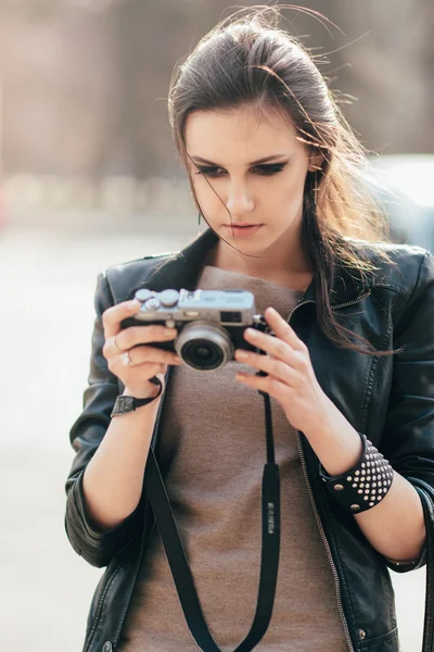 De vrouw horloges de foto's op een camera gefotografeerd — Stockfoto