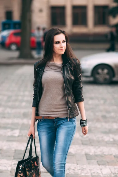The fashionable woman cross the road — стоковое фото