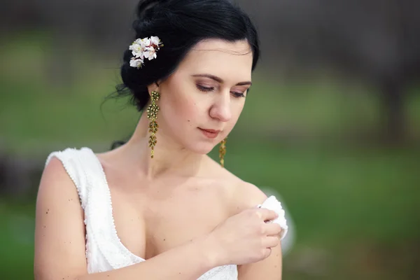 La novia reflexiva primaveral con las flores en el cabello — Foto de Stock