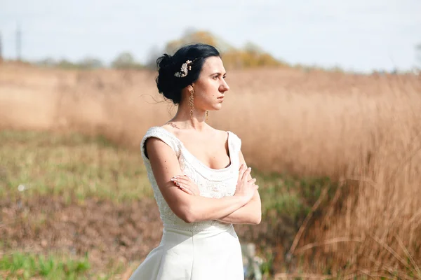 Одинокая невеста с цветами в прическе — стоковое фото