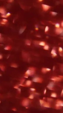 Dikey video. Bulanık kırmızı kaleydoskop. İşaret fişeği. Parlak desenli titreşimli lens soyut sanat üzerine parıldayan ışık koyu siyah arkaplan.