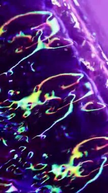 Dikey video. Çarpık neon dökülmesi. Görüntü pırıltısı. Çok renkli sıvı sıçrama merceği alev alev yanıyor mor yeşil mavi mavi bokeh ışık arkaplanı.