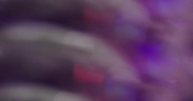 Bulanık prizma ışığı. Yansıma ışını. Gradyan renkli kıvılcım hareketi. Mor gri neon parlaklık soyut sanat arkaplanı.