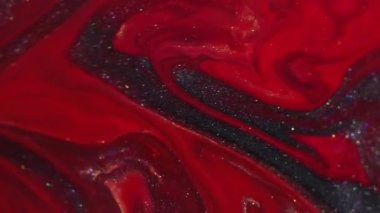 Boya damlası. Mürekkep suyu. Odaklanmamış kırmızı turuncu renk parıltı deseni soyut bokeh arkaplan üzerine yayılan koyu siyah lekeler..