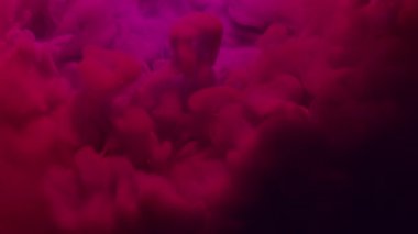 Sis mürekkebi. Parlatıcı akış. Sanat arkaplanında mor pembe sıvı dökülmüş. Pigment ışıldayan parçacıkları su rengi soyut dalgasını düşürür.