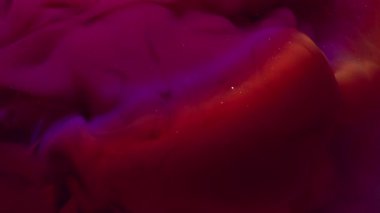 Boya patlamış. Parlayan duman. Soyut sıçrama ışınları sıvısına yayılmış mor renkli girdap. Gleam ışını arkaplanı odaklı olmayan lens.