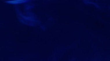 Sis dumanı. Renkli duman. Su buharı sisindeki çözünmüş mavi neon mürekkep soyut sanat üzerine yayılıyor koyu siyah akrilik arka plan.