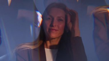 Memnun kadınsı. Saç sağlığı için. Gülümseyen mutlu, dingin kadın gökkuşağı ışıklarının arka planında pozitif.