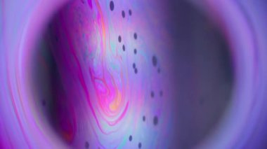 Floresan bulanık çember. Renkli boya gezegeni. Çerçeve arka planında yuvarlak mercek kaotik karışım akışı. Mor turuncu soyut kozmik küre.