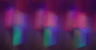 Bulanık renkli sızıntı. Dereceli yansıma. Bokeh pırıltılı cam prizması. Soyut çıkarılmış mor mavi yeşil parlaklık arkaplanı.