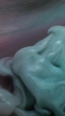 Dikey video. Boya damlası. Atmosferik duman. Odaklanmamış mavi mor renk bulut su sıvısı kimyasal sıçrama soyut sanat arka planında yüzüyor.