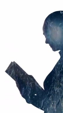 Dikey video. İlham okuyorum. Melankolik siluet. Yağmurda açık kitabı olan düşünceli kadının profili beyaz fotokopi alanında izole edilmiş..