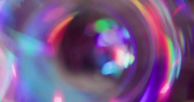 Spektrum ışığı bokeh. Dairesel ışıltı. Gökkuşağı renkleri parlak kürede parıldıyor. Neon lens soyut mor kırmızı yeşil bulanık arkaplan.