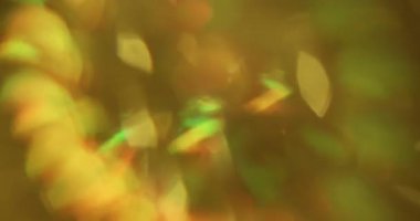 Bulanık renkli sızıntı. Prizma Bokeh lensleri. Işıldayan daireler dönüyor. Sarı turuncu güneş sıcak yansıması soyut arkaplan.