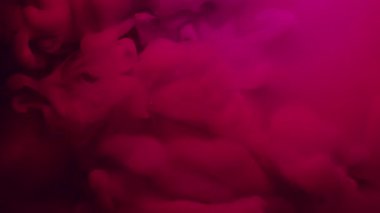 Buharı boya. Mürekkep buharı. Pembe, çözünmüş, köpüren bir akıntı. Su arka planında çözülüyor. Soyut parlak renkli duman dokusu.