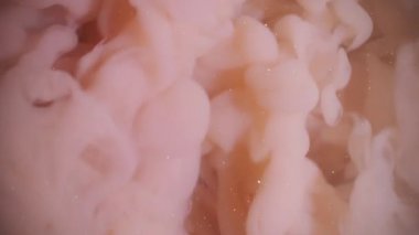 Su altı sisi. Sis dalgası. Soyut yaratıcı akrilik arka planda yüzen pembe renkli kıvrımlı duman sıvısı dokusu.