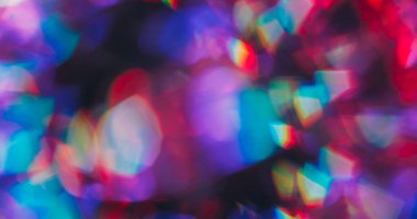 Bokeh holografik ışığı. Işın prizması. Gökkuşağı renkli daireler parlak küre içinde parıldıyor. Neon kırılma lensi soyut bulanık arkaplan.